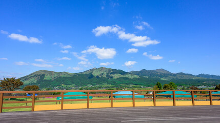 阿蘇五岳を背景に咲き誇るコスモスの花 「深呼吸の数だけ、心が洗われる。世界が認めた、阿蘇のパノラマをあなたへ。」 南阿蘇村(あそ望の郷くぎの) Cosmos flowers blooming against the backdrop of the five peaks of Mt. Aso. © KOROKICHIKUN