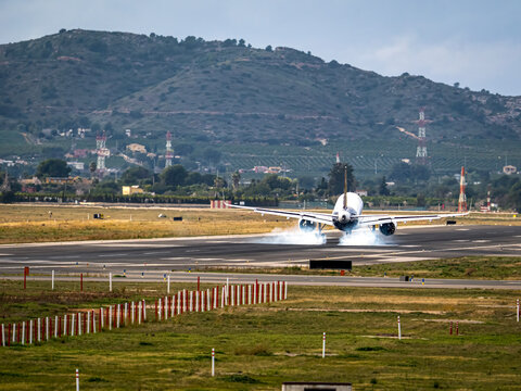 Planes landing and taking off from Manises Airport (Valencia, Spain) on February 7, 2026