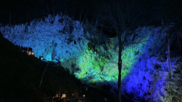 ライトアップされたあしがくぼの氷柱
