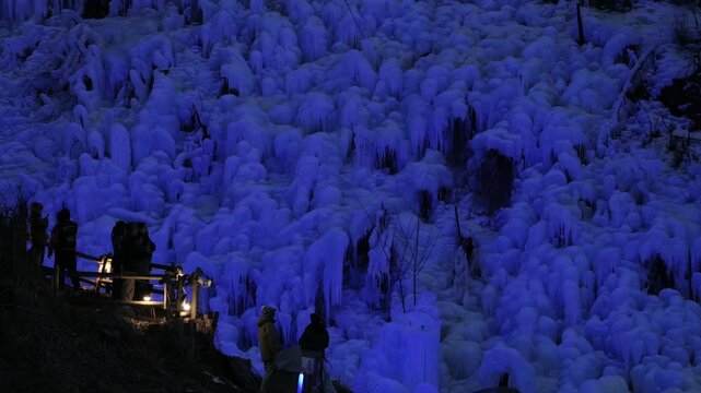 ライトアップの始まったあしがくぼの氷柱