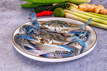Raw wild blue crabs for cooking © Andrei Starostin