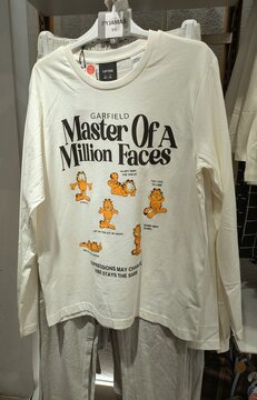 Pijama con Garfield con texto Master Of A Million Faces en tienda Lefties de Madrid, Espa&ntilde;a, 23 de enero de 2026