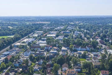 Die Gemeinde Gr&ouml;benzell am westlichen Stadtrand von M&uuml;nchen aus der Vogelperspektive