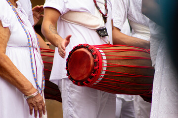 Mãos de homens negros tocando atabaque instrumento usado em rituais da umbanda.  © Luiz Leite