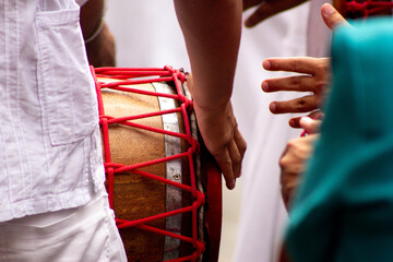 Mãos de homens negros tocando atabaque instrumento usado em rituais da umbanda.  © Luiz Leite