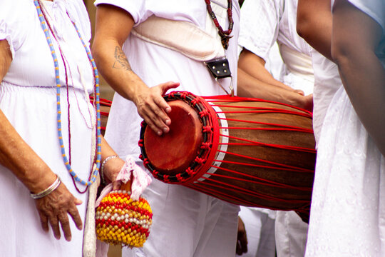Timbra, tambor e timbal instrumento usado em ritos religiosos e no ritmo do samba. 
