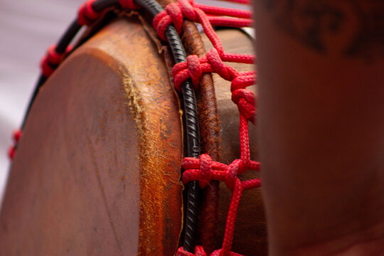 M&atilde;os de homens negros tocando atabaque instrumento usado em rituais da umbanda. 