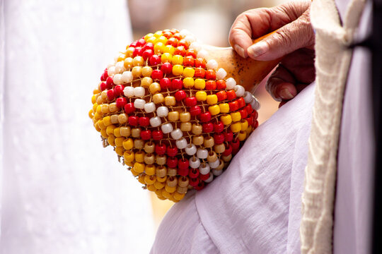 Instrumento musical feito de caba&ccedil;a e missangas coloridas tocada por m&atilde;e de santo em ritual religioso.  