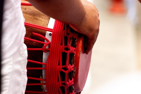 M&atilde;os de homens negros tocando atabaque instrumento usado em rituais da umbanda. 