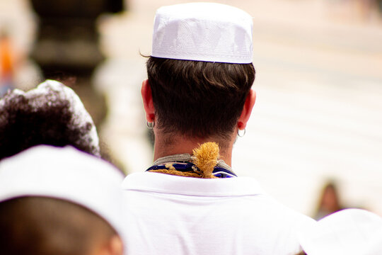 Chap&eacute;u, tocas, len&ccedil;o, cabelo, colares, cabe&ccedil;as e adere&ccedil;os em celebra&ccedil;&atilde;o religiosa. 
