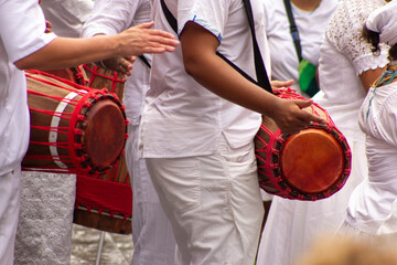 Mãos de homens negros tocando atabaque instrumento usado em rituais da umbanda.  © Luiz Leite