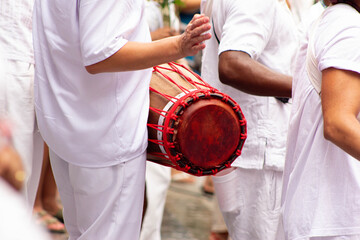 Mãos de homens negros tocando atabaque instrumento usado em rituais da umbanda.  © Luiz Leite