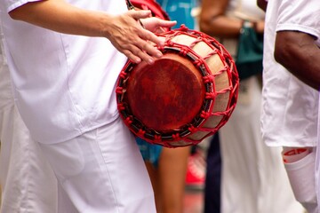 Mãos de homens negros tocando atabaque instrumento usado em rituais da umbanda.  © Luiz Leite