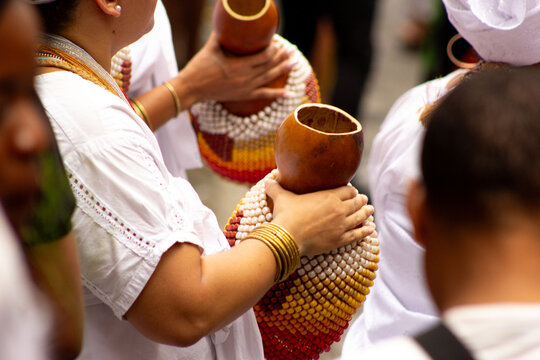 Instrumento musical de origem africana, geralmente conhecido como xequer&ecirc;, agb&ecirc; ou afox&eacute;. Consiste em uma caba&ccedil;a seca e oca, envolvida por uma rede tran&ccedil;ada com mi&ccedil;angas.