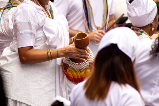 Instrumento musical de origem africana, geralmente conhecido como xequer&ecirc;, agb&ecirc; ou afox&eacute;. Consiste em uma caba&ccedil;a seca e oca, envolvida por uma rede tran&ccedil;ada com mi&ccedil;angas.