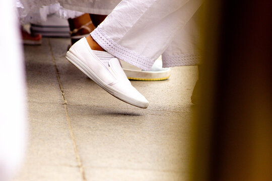 Sapato branco e cal&ccedil;a branca em p&eacute; masculino. 