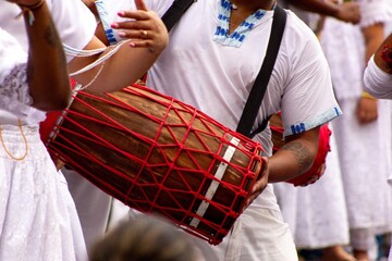 Mãos de homens negros tocando atabaque instrumento usado em rituais da umbanda.  © Luiz Leite