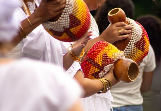 Instrumento musical de origem africana, geralmente conhecido como xequer&ecirc;, agb&ecirc; ou afox&eacute;. Consiste em uma caba&ccedil;a seca e oca, envolvida por uma rede tran&ccedil;ada com mi&ccedil;angas.