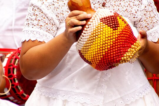 Instrumento musical de origem africana, geralmente conhecido como xequer&ecirc;, agb&ecirc; ou afox&eacute;. Consiste em uma caba&ccedil;a seca e oca, envolvida por uma rede tran&ccedil;ada com mi&ccedil;angas.