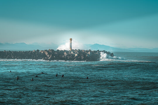Jet&eacute;e d'Anglet avec des surfeurs &agrave; l'eau.