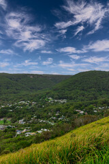 Obraz premium Sea Cliff Bridge on the southern coast of Sydney with sweeping Ocean Views and Mountain terrain. a major Bridge Road on the beautiful Australian coastline Australia