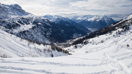 paysage d'hiver dans les Alpes, vall&eacute;e du village de Vaujany, massif des Grandes rousses et de Belledonne en Oisans en Is&egrave;re en France, mont&eacute;e sur le col du Sabot, vue sur le Grand Galbert, panorama