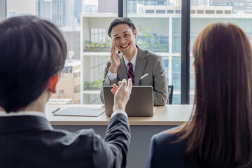 企業側に質問をする就活生