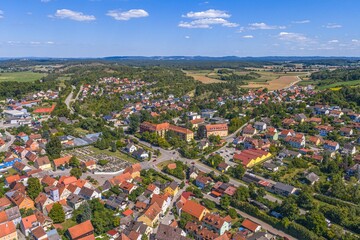 Obraz premium Die idyllisch gelegene Marktgemeinde Kallmünz, Perle des Naabtals aus der Vogelperspektive