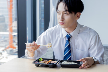 会議室でお弁当を食べるビジネスマン
