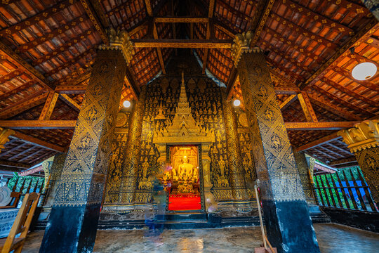 Renowned for its iconic sim ordination hall, Wat Xieng Thong features a sweeping roofline that nearly touches the ground. This distinctive architectural style represents the pinnacle of classical 