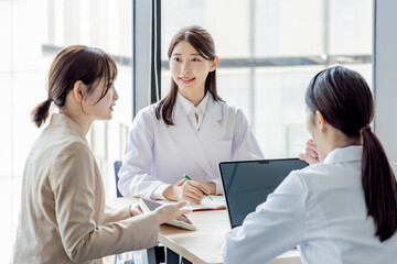 Obraz premium ビジネス 病院 医師 研究 MR 打合せ 商談 