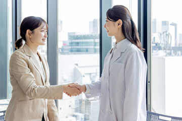 ビジネス　病院　医師　研究　MR 打合せ　商談
