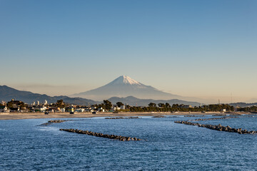 静岡県静岡市にある石部海岸から望む富士山と駿河湾の絶景

