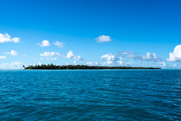 Obraz premium White sand beach of Motu Tiapaa in Maupiti, French Polynesia