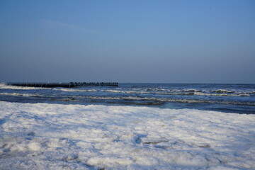 Die Kirchenruine an der polnischen Ostseek&uuml;ste
