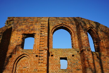 Die Kirchenruine an der polnischen Ostseek&uuml;ste
