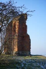 Die Kirchenruine an der polnischen Ostseek&uuml;ste