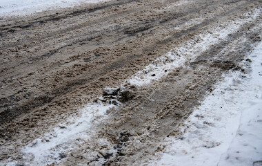 Reifenspuren auf einer mit Schneematsch bedeckten Straße © Kostas Koufogiorgos