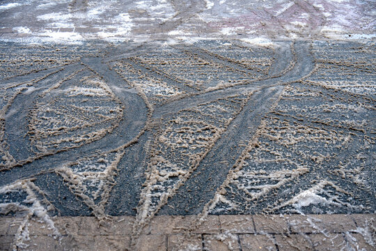 Reifenspuren im Schneematsch