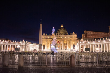 Fototapeta premium Bathed in twilight magic, St. Peter’s Basilica in the Vatican, Rome, glows against the serene hues of the blue hour, a timeless masterpiece of faith and architecture.