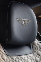 Obraz premium Detail of the headrest with embroidered Bentley logo and two-tone diamond-quilted leather upholstery