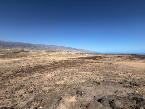 Costa &aacute;rida de Tenerife con aerogeneradores y el Teide al fondo