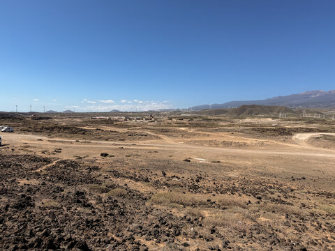 Costa &aacute;rida de Tenerife con aerogeneradores y el Teide al fondo