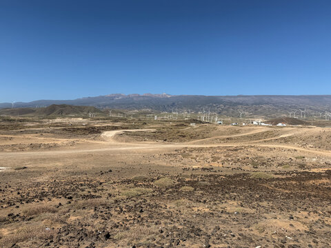 Costa &aacute;rida de Tenerife con aerogeneradores y el Teide al fondo