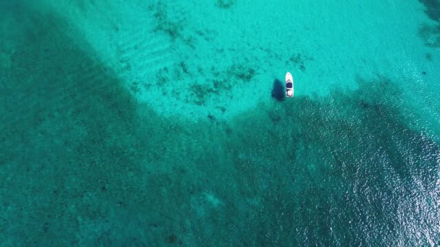 Boat in the sea / Bote en el mar