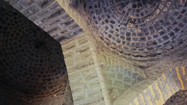 Sajjangad's Samarth Dwar features a 1664 Persian carving by Rehan. It describes the fort's prosperity and dates back to the Adilshahi era. The entrance blends Maratha and Islamic styles.