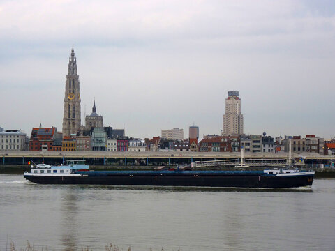 Ein Frachtschiff auf der Schelde und ein Panorama von Antwerpen.