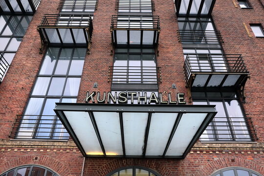 Modernes Vordach aus Stahltr&auml;gern und Milchglas vor rotbraunem Backstein der Kunsthalle M&uuml;nster am 11.02.2026 im Hafenviertel am Hafen und Dortmund-Ems-Kanal in M&uuml;nster in Westfalen im M&uuml;nsterland