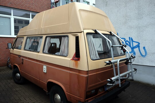VW T3 Wohnmobil der Achtzigerjahre in Zweifarbenlackierung mit Hochdach f&uuml;r Vanlife und Camping am 11.02.2026 im Hansaviertel in M&uuml;nster in Westfalen im M&uuml;nsterland