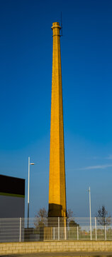 Alta chimenea de ladrillo de una antigua f&aacute;brica